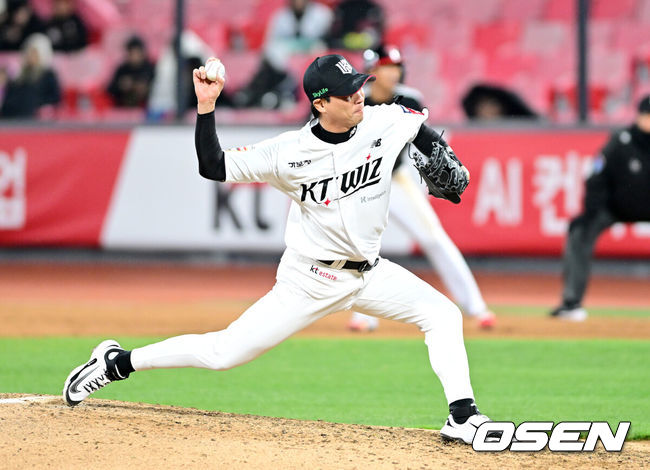 [OSEN=수원, 최규한 기자] 2일 오후 경기도 수원 KT위즈파크에서 ‘2025 신한 SOL Bank KBO리그’ KT 위즈와 LG 트윈스의 경기가 열렸다.홈팀 KT는 오원석, 방문팀 LG는 엘리에이저 에르난데스를 선발로 내세웠다.8회초 1사 1, 2루 상황 마운드에 오른 KT 투수 우규민이 힘차게 공을 뿌리고 있다. 2025.04.02 / dreamer@osen.co.kr