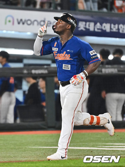 [OSEN=부산, 이석우 기자] 13일 부산 사직야구장에서 2024 신한 SOL 뱅크 KBO 리그 롯데 자이언츠와 한화 이글스의 경기가 열렸다. 홈팀 롯데는 박세웅이 선발 출전하고 한화는 류현진이 선발 출전했다.한화 이글스 페라자가 7회초 2사 2루 우월 2점 홈런을 치고 세리머니를 하고 있다. 2024.09.13 / 