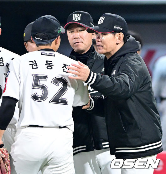 [OSEN=수원, 최규한 기자] 프로야구 KT 위즈가 LG 트윈스의 개막 8연승을 저지했다.KT는2일 수원KT위즈파크에서 열린 2025 KBO리그LG와 경기에서 9-5로 승리했다. KT는 1회말 8득점 빅이닝으로 일찌감치 승기를 잡았다.로하스가 투런 홈런으로 2타점, 장성우가 2타점, 권동진이 2타점, 김상수가 2타수 2안타 1타점 1득점으로 활약했다.LG는 개막 7연승을 질주하다 시즌 첫 패배를 당했다.경기를 마치고 승리한 KT 이강철 감독과 권동진이 인사를 나누고 있다. 2025.04.02 / dreamer@osen.co.kr
