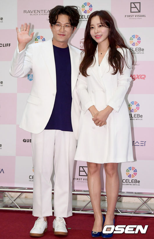 [OSEN=김성락 기자] 2일 오후 서울 강남구 라마다 서울호텔에서 셀러비 봉사단 ‘셀러버’ 창단식 포토월 행사가 열렸다. 방송인 박성광, 이솔이 부부가 포토타임을 갖고 있다. 2021.07.02 /ksl0919@osen.co.kr
