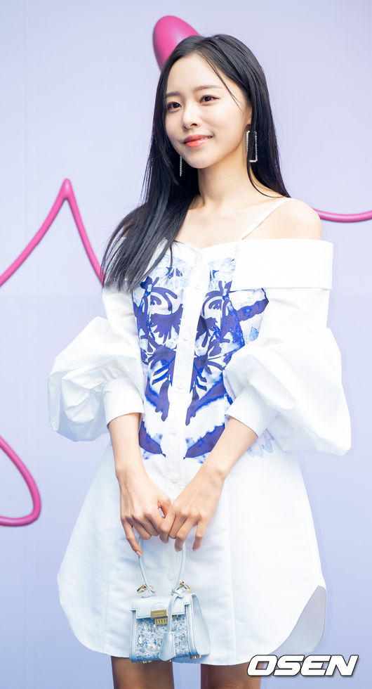[OSEN=민경훈 기자]18일 서울 중구 동대문디자인플라자(DDP)에서 2023F/W서울패션위크 '두칸' 컬렉션 포토콜 행사가 열렸다.방송인 이솔이가 입장하며 포즈를 취하고 있다. 2023.03.18 /rumi@osen.co.kr