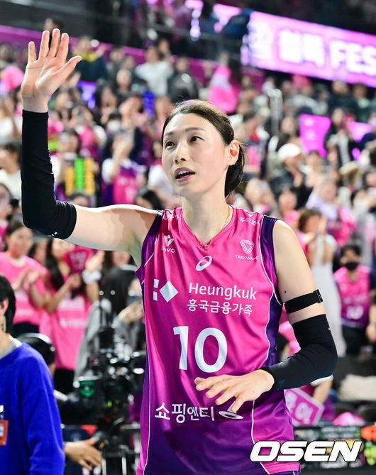 [OSEN=인천, 박준형 기자] 2일 인천 삼산월드체육관에서 프로배구 도드람 2024-2025 V리그 여자부 챔피언결정 2차전 흥국생명과 정관장의 경기가 진행됐다.1차전은 정규리그 1위를 차지한 흥국생명이 승리하며 통합우승을 향해 전진했다.경기종료후 흥국생명 김연경이 팬들에게 인사하며 퇴장하고 있다.  2025.04.02 / soul1014@osen.co.kr
