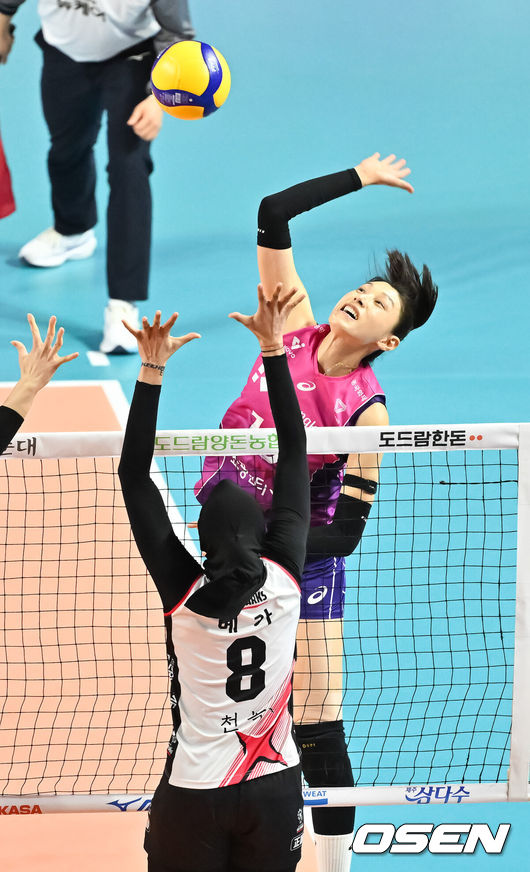 [OSEN=인천, 박준형 기자] 2일 인천 삼산월드체육관에서 프로배구 도드람 2024-2025 V리그 여자부 챔피언결정 2차전 흥국생명과 정관장의 경기가 진행됐다.1차전은 정규리그 1위를 차지한 흥국생명이 승리하며 통합우승을 향해 전진했다.1세트 흥국생명 김연경이 강타를 날리고 있다. 2025.04.02 / soul1014@osen.co.kr