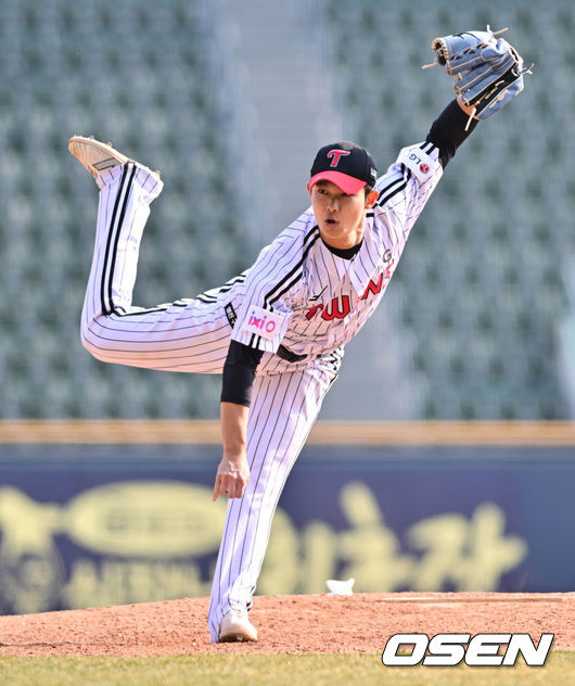 [OSEN=잠실, 조은정 기자]17일 오후 서울 잠실야구장에서 2025 신한 SOL뱅크 KBO 리그 시범경기 LG 트윈스와 NC 다이노스의 경기가 열렸다.홈팀 LG는 에르난데스를, 원정팀 NC는 김태경을 선발 투수로 내세웠다.8회초 LG 김영우가 역투하고 있다. 2024.03.17 /cej@osen.co.kr