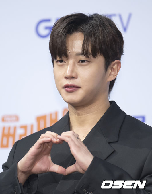 [OSEN=김성락 기자] 28일 오후 서울 구로구 현대백화점 디큐브시티에서 지니TV 오리지널 ‘딜리버리맨’ 제작발표회가 열렸다. 배우 김민석이 취재진을 향해 포즈를 취하고 있다. 2023.02.28 /ksl0919@osen.co.kr