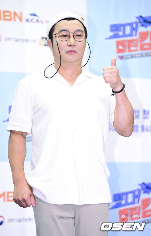 [OSEN=최규한 기자] 14일 오후 서울 상암동 스탠포드호텔에서 MBN 새 예능프로그램 ‘떴다! 캡틴 킴’ 제작발표회가 열렸다.예능 ‘떴다! 캡틴 킴’은 연예인 최초 사업용 비행기 조종사인 김병만이 크루들과 함께 경비행기를 타고 하늘에서 내려다보는 탁 트인 힐링 항공뷰를 시청자들에게 선사하는 프로그램이다.방송인 김병만이 제작발표회에 참석해 포토타임을 하고 있다. 2023.07.14 / dreamer@osen.co.kr