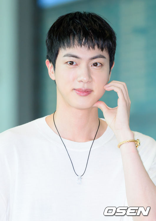 [OSEN=인천공항, 이대선 기자] BTS 진이 11일 오전 2024 파리올림픽 성화 봉송을 위해 인천공항을 통해 프랑스 파리로 출국했다.진은 최근 ‘2024 파리올림픽’ 성화봉송 주자로 발탁돼 전 세계를 들썩이게 했다. 구체적인 일정은 공개되지 않았으나성화봉송에 참여해 ‘화합’과 ‘평화’의 메시지를 전파할 전망이다.BTS 진이 출국장으로 향하며 팬들과 취재진을 향해 인사하고 있다. 2024.07.11 / sunday@osen.co.kr