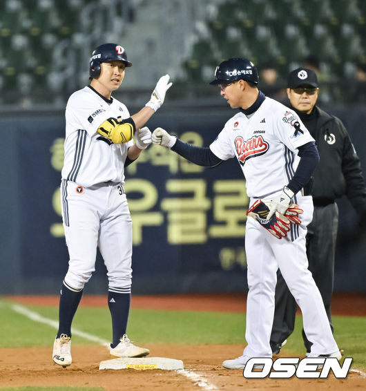 [OSEN=잠실, 박준형 기자] 3일 오후 서울 잠실구장에서 ‘2025 신한 SOL BANK KBO리그’ 두산 베어스와 키움 히어로즈의 경기가 진행됐다. 이날 경기에 두산은 콜어빈을, 키움은 로젠버그를 선발투수로 내세웠다.7회말 1사 3루 두산 정수빈이 1타점 적시타를 날리고 임재현 1루 코치와 하이파이브를 하고 있다 2025.04.03 / 