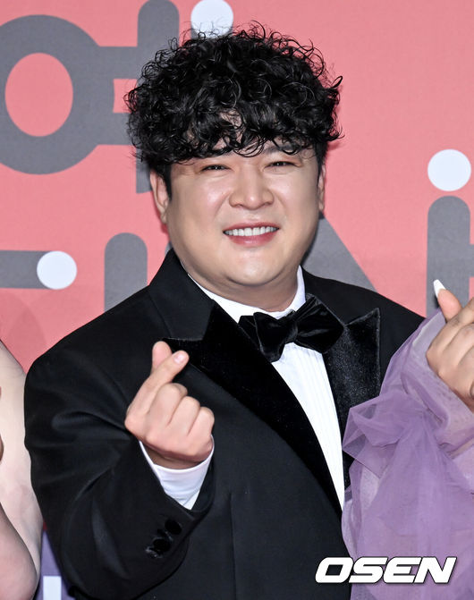 [OSEN=조은정 기자]2023 SBS연예대상 포토월 행사가 30일 서울 마포구 상암 SBS 프리즘타워에서 열렸다.가수 신동이 레드카펫을 밟으며 포즈를 취하고 있다. 2023.12.30/cej@osen.co.kr