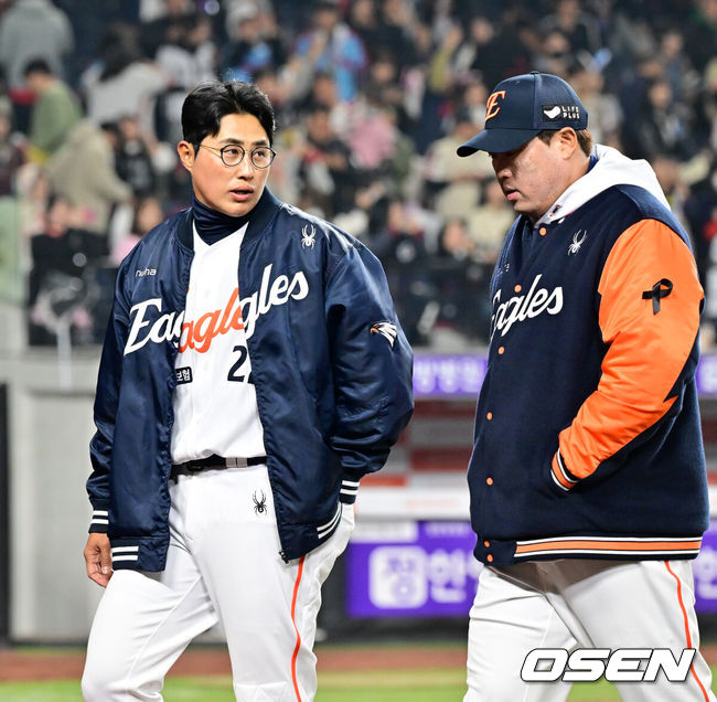 [OSEN=대전, 민경훈 기자] 3일 오후 대전한화생명볼파크에서 ‘2025 신한 SOL Bank KBO리그’ 한화 이글스와 롯데 자이언츠의 경기가 열렸다.이 경기에서 롯데는 한화에 4-2로 승리했다. 롯데 레이예스가 8회 결승 2루타 포함 3안타 맹타를 휘둘렀고, 2년차 유격수 이호준이 2루타와 3루타로 멀티 장타를 치며 스타 탄생을 알렸다.경기를 마치고 한화 채은성과 류현진이 덕아웃으로 향하고 있다. 2025.04.03 / rumi@osen.co.kr