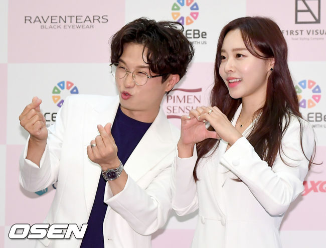 [OSEN=김성락 기자] 2일 오후 서울 강남구 라마다 서울호텔에서 셀러비 봉사단 ‘셀러버’ 창단식 포토월 행사가 열렸다. 방송인 박성광, 이솔이 부부가 포토타임을 갖고 있다. 2021.07.02 /ksl0919@osen.co.kr