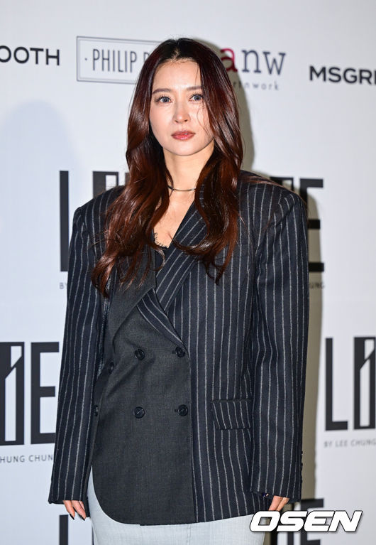 [OSEN=김성락 기자] 7일 서울 중구 동대문디자인플라자(DDP)에서 '2025 F/W 서울패션위크’가 열렸다. 올해 25주년을 맞은 국내 최대 패션 행사 ‘서울패션위크’는 5일부터 9일까지 닷새간 열린다.가수 황보가 취재진을 향해 포즈를 취하고 있다. 2025.02.07 /ksl0919@osen.co.kr 