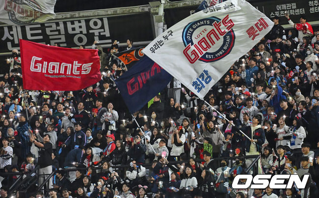 [OSEN=부산, 이석우 기자] 28일 부산 사직야구장에서 2025 신한 SOL 뱅크 KBO 리그 롯데 자이언츠와 KT 위즈의 경기가 열렸다. 홈팀 롯데는 반즈가 선발로 출전하고, 방문팀 KT는 헤이수스가 선발로 출전했다.롯데 자이언츠 팬들이 깃발을 흔들며 응원을 하고 있다. 2025.03.28 / foto0307@osen.co.kr