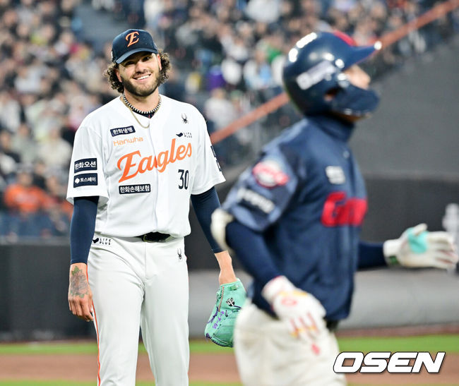 [OSEN=대전, 민경훈 기자] 3일 오후 대전한화생명볼파크에서 ‘2025 신한 SOL Bank KBO리그’ 한화 이글스와 롯데 자이언츠의 경기가 열렸다.홈팀 한화는 폰세를, 어웨이팀 롯데는 나균안을 선발로 내세웠다.2회초를 마친 한화 선발 폰세가 미소짓고 있다. 2025.04.03 / rumi@osen.co.kr