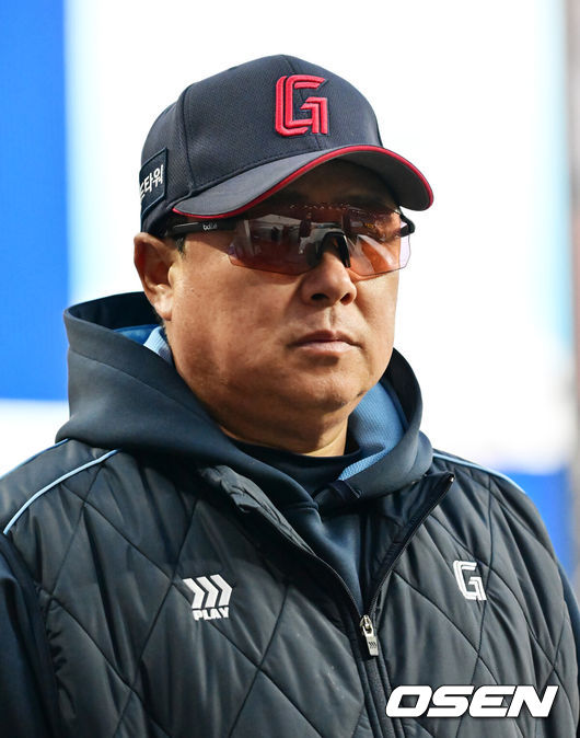 [OSEN=대전, 민경훈 기자] 3일 오후 대전한화생명볼파크에서 ‘2025 신한 SOL Bank KBO리그’ 한화 이글스와 롯데 자이언츠의 경기가 열렸다.홈팀 한화는 폰세를, 어웨이팀 롯데는 나균안을 선발로 내세웠다.롯데 김태형 감독이 덕아웃에서 경기 상황을 살피고 있다. 2025.04.03 / rumi@osen.co.kr