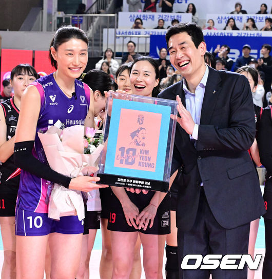 [OSEN=대전, 지형준 기자]흥국생명 김연경 은퇴투어에서 김연경이 정관장 고희진 감독과 포즈를 취하고 있다. 2025.03.01 /jpnews@osen.co.kr