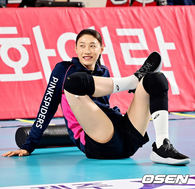 [OSEN=대전, 민경훈 기자] 4일 대전 충무체육관에서 프로배구 도드람 2024-2025 V리그 여자부 챔피언결정 3차전 정관장과 흥국생명 경기가 진행됐다.정규리그 1위를 차지한 흥국생명이 챔피언결정전 1-2차전에서 승리하며 통합우승까지 단 1승만 남은 상태다. 경기 전 흥국생명 김연경이 미소 지으며 몸을 풀고 있다. 2025.04.04 / rumi@osen.co.kr
