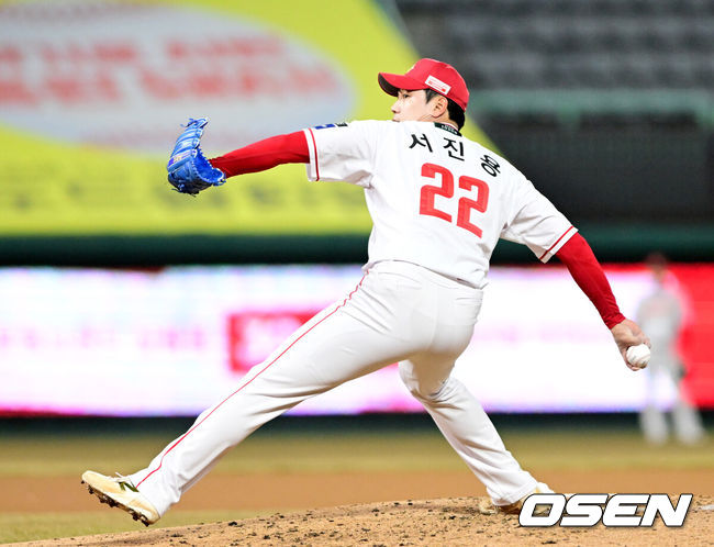 [OSEN=인천, 최규한 기자] 13일 오후 인천 SSG랜더스필드에서 ‘2025 신한 SOL Bank KBO리그’ 시범경기 SSG 랜더스와 키움 히어로즈의 경기가 열렸다.홈팀 SSG은 문승원, 방문팀 키움은 정현우를 선발로 내세웠다.4회초 1사 1루 상황 마운드에 오른 SSG 투수 서진용이 힘차게 공을 뿌리고 있다. 2025.03.13 / dreamer@osen.co.kr