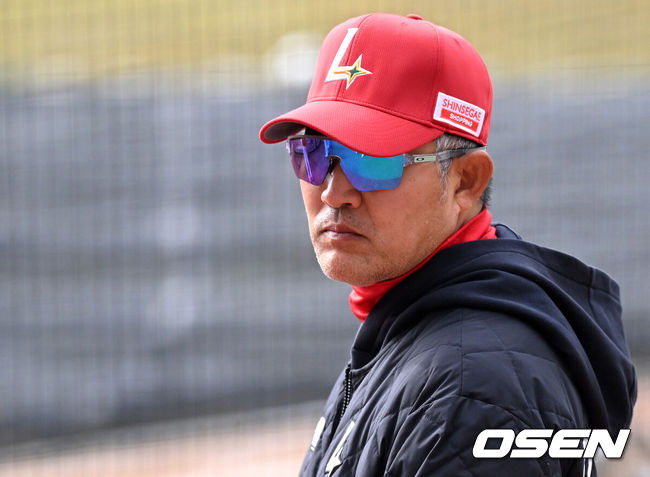[OSEN=인천, 이대선 기자] 15일 오후 인천 SSG랜더스필드에서  2025 신한 SOL뱅크 KBO 리그 시범경기 SSG 랜더스와 LG 트윈스의 경기가 열렸다.경기에 앞서 SSG 이숭용 감독이 훈련 중인 선수들을 바라보고 있다. 2025.03.15