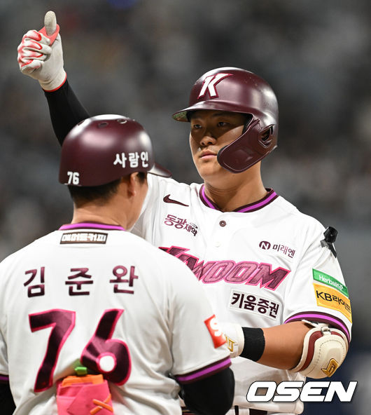 [OSEN=고척, 조은정 기자]4일 오후 서울 고척스카이돔에서 2025 신한 SOL Bank KBO리그 키움 히어로즈와 NC 다이노스의 경기가 열렸다.이날 키움은 하영민, NC는 로건을 선발투수로 내세웠다.2회말 키움 선두타자 김건희가 안타를 날린 뒤 세리머니를 하고 있다. 2025.04.04 /cej@osen.co.kr