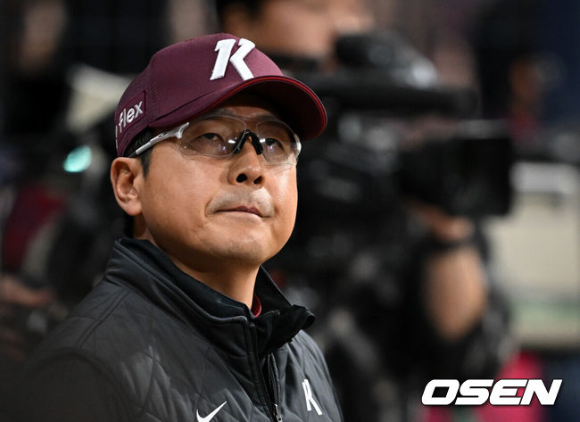 [OSEN=고척, 조은정 기자]4일 오후 서울 고척스카이돔에서 2025 신한 SOL Bank KBO리그 키움 히어로즈와 NC 다이노스의 경기가 열렸다.이날 키움은 하영민, NC는 로건을 선발투수로 내세웠다.키움 홍원기 감독이 경기를 지켜보고 있다. 2025.04.04 /cej@osen.co.kr