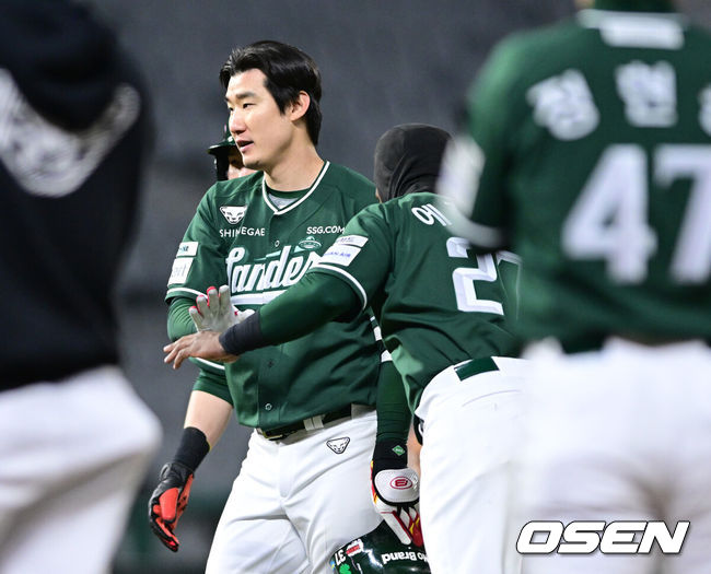 [OSEN=인천, 최규한 기자] SSG가 극적인 끝내기 승리로 주말 3연전을 출발했다.SSG 랜더스는 4일 인천SSG랜더스필드에서 펼쳐진 2025 신한 SOL뱅크 KBO리그 KT 위즈와의 시즌 첫 맞대결에서 연장 11회 접전 끝에오태곤의 끝내기 안타로 3-2 승리를 거뒀다.끝내기 안타를 날린 SSG 오태곤이 에레디아를 비롯한 동료들의 축하를 받고 있다. 2025.04.04 / dreamer@osen.co.kr