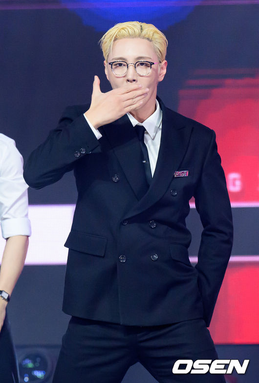 [OSEN=이대선 기자] 19일 오후 경기도 고양시 일산 MBC 드림센터에서 MBC M '쇼챔피언' 생방송이 진행됐다.이날 가수 SF9, SAYMYNAME, NouerA(누에라), 원위(ONEWE), 8TURN(에잇턴), GENBLUE, NTX, W24, 건우, 규빈, 황가람 등이 출연했다.그룹 SF9 재윤이 멋진 무대를 펼치고 있다. 2025.03.19 / sunday@osen.co.kr