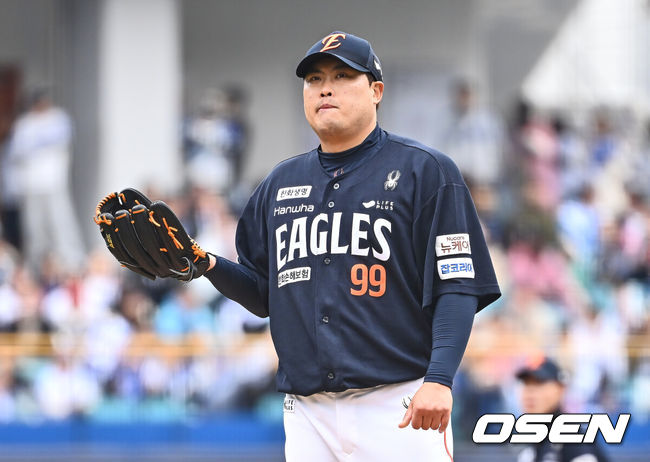 [OSEN=대구, 이석우 기자] 5일 대구삼성라이온즈파크에서 2025 신한 SOL 뱅크 KBO 리그 삼성 라이온즈와 한화 이글스의 경기가 열렸다. 홈팀 삼성은 이승현이, 방문팀 한화는 류현진이 선발 출전했다. 한화 이글스 선발 투수 류현진이 1회말 삼성 라이온즈 이재현에게 좌월 솔로 홈런을 맞고 아쉬워하고 있다. 2025.04.05 / foto0307@osen.co.kr