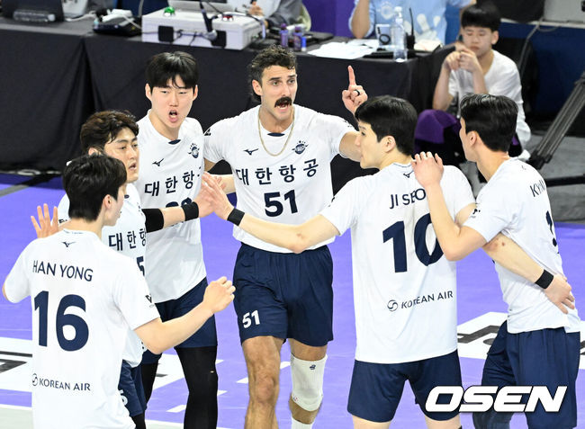 [OSEN=인천, 이대선 기자] 5일 오후 인천 계양체육관에서 도드람 2024-2025 V리그 남자부 챔피언결정전 3차전 대한항공과 현대캐피탈의 경기가 열렸다.정규리그 1위 현대캐피탈은 홈에서 열린 챔피언결정전 2경기를 독식하며 통합우승까지 1승만을 남겨두게 됐다.반면 지난 시즌까지 V리그를 통합 4연패로 평정했던 대한항공은 1패면 챔피언결정전 5연패 꿈이 무산되는 벼랑 끝에 몰렸다.1세트 대한항공 선수들이 득점에 환호하고 있다. 2025.04.05 /sunday@osen.co.kr