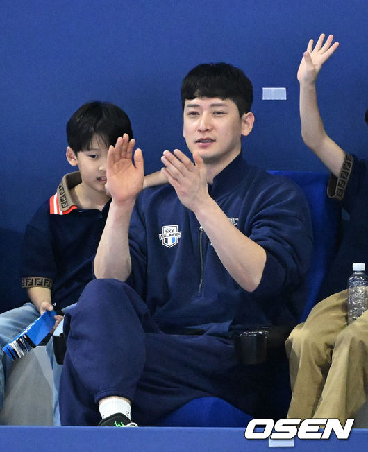 [OSEN=인천, 이대선 기자] 5일 오후 인천 계양체육관에서 도드람 2024-2025 V리그 남자부 챔피언결정전 3차전 대한항공과 현대캐피탈의 경기가 열렸다.정규리그 1위 현대캐피탈은 홈에서 열린 챔피언결정전 2경기를 독식하며 통합우승까지 1승만을 남겨두게 됐다.반면 지난 시즌까지 V리그를 통합 4연패로 평정했던 대한항공은 1패면 챔피언결정전 5연패 꿈이 무산되는 벼랑 끝에 몰렸다.문성민이 현대캐피탈 득점에 환호하고 있다. 2025.04.05 /sunday@osen.co.kr