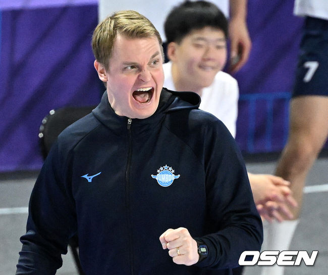 [OSEN=인천, 이대선 기자] 5일 오후 인천 계양체육관에서 도드람 2024-2025 V리그 남자부 챔피언결정전 3차전 대한항공과 현대캐피탈의 경기가 열렸다.정규리그 1위 현대캐피탈은 홈에서 열린 챔피언결정전 2경기를 독식하며 통합우승까지 1승만을 남겨두게 됐다.반면 지난 시즌까지 V리그를 통합 4연패로 평정했던 대한항공은 1패면 챔피언결정전 5연패 꿈이 무산되는 벼랑 끝에 몰렸다.1세트 대한항공 토미 틸리카이넨 감독이 득점에 환호하고 있다. 2025.04.05 /sunday@osen.co.kr