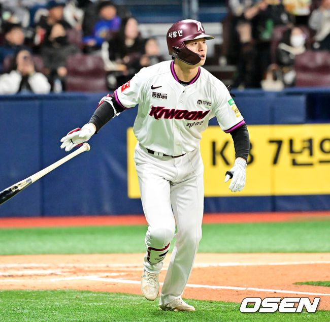 [OSEN=고척, 민경훈 기자] 5일 오후 서울 고척스카이돔에서 2025 신한 SOL Bank KBO리그 키움 히어로즈와 NC 다이노스의 경기가 열렸다.이날 키움은 김윤하, NC는 라일리를 선발투수로 내세웠다.2회말 1사 주자 1,2루 키움 박주홍이 우월 선취 스리런 홈런을 때리고 있다. 2025.04.05 / rumi@osen.co.kr