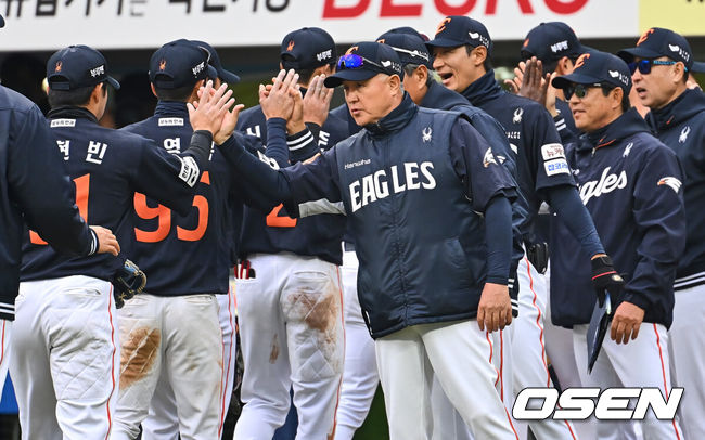 [OSEN=대구, 이석우 기자] 5일 대구삼성라이온즈파크에서 2025 신한 SOL 뱅크 KBO 리그 삼성 라이온즈와 한화 이글스의 경기가 열렸다. 홈팀 삼성은 이승현이, 방문팀 한화는 류현진이 선발 출전했다. 한화 이글스 김경문 감독이 9회말 삼성 라이온즈 김영웅의 플라이볼로 잡고 7-6 승리를 확정한 후 역전 3점 홈런을 친 승리의 주역 문현빈과 기쁨을 나누고 있다. 2025.04.05 / foto0307@osen.co.kr