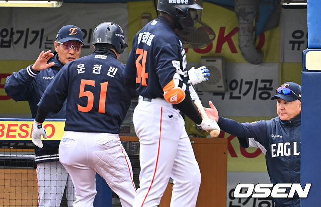 [OSEN=대구, 이석우 기자] 5일 대구삼성라이온즈파크에서 2025 신한 SOL 뱅크 KBO 리그 삼성 라이온즈와 한화 이글스의 경기가 열렸다. 홈팀 삼성은 이승현이, 방문팀 한화는 류현진이 선발 출전했다. 한화 이글스 문현빈이 8회초 2사 우중월 솔로 홈런을 치고 김경문 감독과 하이파이브를 하고 있다. 2025.04.05 / foto0307@osen.co.kr
