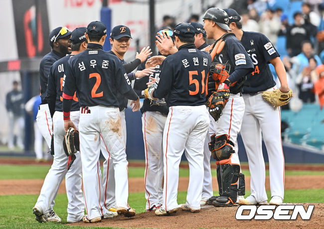 [OSEN=대구, 이석우 기자] 5일 대구삼성라이온즈파크에서 2025 신한 SOL 뱅크 KBO 리그 삼성 라이온즈와 한화 이글스의 경기가 열렸다. 홈팀 삼성은 이승현이, 방문팀 한화는 류현진이 선발 출전했다. 한화 이글스 선수들이 9회말 삼성 라이온즈 김영웅의 플라이볼로 잡고 7-6 승리를 확정한 후 기쁨을 나누고 있다. 2025.04.05 / foto0307@osen.co.kr