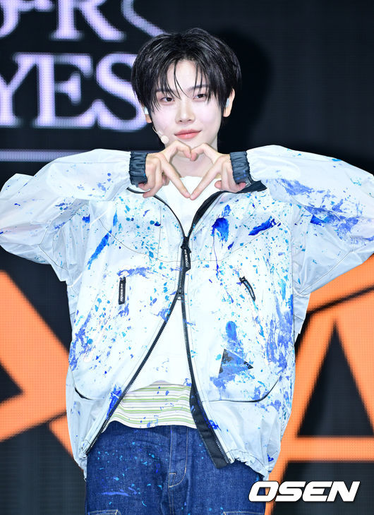 [OSEN=민경훈 기자] 2일 오후 서울 광진구 예스24 라이브홀에서 신인 보이그룹 클로즈 유어 아이즈 데뷔 쇼케이스가 열렸다.그룹 클로즈 유어 아이즈(CLOSE YOUR EYES, 전민욱, 마징시앙, 장여준, 김성민, 송승호, 켄신, 서경배) JTBC 오디션 프로그램 '프로젝트 7'을 통해 결성된 그룹으로 이날 첫 번째 미니 앨범 '이터널티(ETERNALT)'를 통해 화려한 데뷔를 알렸다.클로즈 유어 아이즈 장여준이 포토타임을 갖고 있다. 2025.04.02 / rumi@osen.co.kr