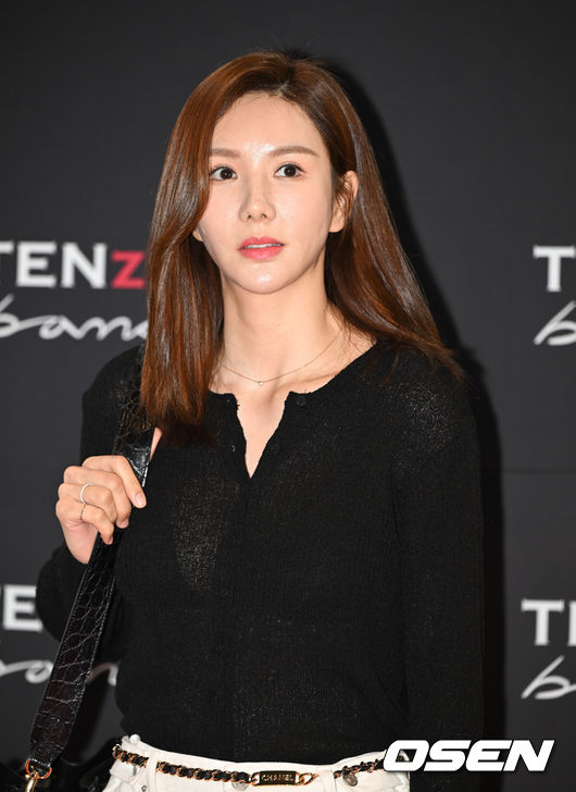 [OSEN=박준형 기자] 23일 오후 서울 명동 D20한중라이브커머스센터에서 텐즈힐 벤스 론칭 기념행사가 진행됐다.애프터스쿨 출신 정아가 포즈를 취하고 있다.  2022.06.23 / soul1014@osen.co.kr