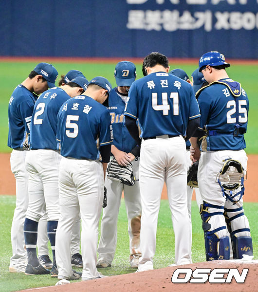 [OSEN=고척, 민경훈 기자] 5일 오후 서울 고척스카이돔에서 2025 신한 SOL Bank KBO리그 키움 히어로즈와 NC 다이노스의 경기가 열렸다. 이 경기에서 NC는 키움에 7-5로 승리했다.박민우가 4타수 2안타 2득점, 김주원이 4타수 1안타 1홈런 2타점, 손아섭이 5타수 2안타 2타점, 박건우가 4타수 2안타 2타점을 기록했다.경기를 마치고 NC 선수들이 마운드 근처에 모여서 세리머니 대신 묵념을 하고 있다. 2025.04.05 / rumi@osen.co.kr