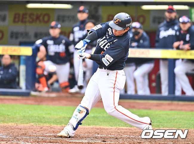 [OSEN=대구, 이석우 기자] 5일 대구삼성라이온즈파크에서 2025 신한 SOL 뱅크 KBO 리그 삼성 라이온즈와 한화 이글스의 경기가 열렸다. 한화 이글스 문현빈이 8회초 2사 우중월 솔로 홈런을 치고 있다. 2025.04.05 / foto0307@osen.co.kr