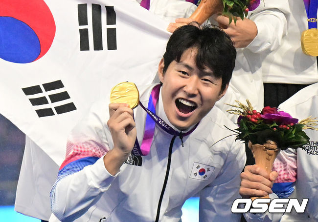 [OSEN=항저우(중국), 최규한 기자] 모든 역경을 뚫어내고 황선홍호가 금메달을 거머쥐었다.황선홍(55) 감독이 이끄는 대한민국 아시안게임 축구 국가대표팀은 7일 오후 9시(이하 한국시간)부터 중국 항저우의황룽 스포츠센터 스타디움에서일본과 2022 항저우 아시안게임 결승전을 치러 2-1로 승리했다.금메달을 거머쥔 한국 이강인을 비롯한 선수들이 기념촬영을 하고 있다. 2023.10.01 / dreamer@osen.co.kr