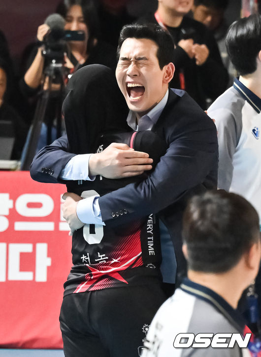 [OSEN=대전, 박준형 기자]  정관장이 이렇게 잘할 줄 누가 알았을까. 인도네시아의 김연경으로 불리는 메가왓티 퍼티위(등록명 메가가)가우상 김연경의 은퇴를 또 미뤘다. 여자부 챔프전이 결국 5차전을 꽉 채운다.정관장은 6일 대전 충무체육관에서 열린 도드람 2024~2025시즌 V리그 여자부 챔피언 결정전(5전3선승제) 4차전에서 흥국생명을 세트 스코어 3-2(25-20, 24-26, 36-34, 22-25, 15-12) 풀세트 승리를 거뒀다.5세트 정관장 고희진 감독이 메가 득점에 기뻐하고 있다. 2025.04.06 / soul1014@osen.co.kr