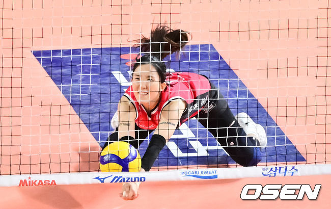 [OSEN=대전, 박준형 기자]  6일 대전 충무체육관에서 프로배구 도드람 2024-2025 V리그 여자부 챔피언결정 4차전 정관장과 흥국생명 경기가 진행됐다.흥국생명이 챔피언결정전 1, 2차전을 승리해 우승까지 단 1승만을 남겨뒀지만, 3차전에서 정관장이 반격에 성공해 불씨를 살렸다.2세트 정관장 노란이 디그를 하고 있다   2025.04.06 / soul1014@osen.co.kr