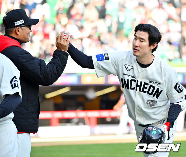 [OSEN=인천, 민경훈 기자] 6일 오후 인천 SSG랜더스필드에서 ‘2025 신한 SOL Bank KBO리그’ SSG 랜더스와 KT 위즈의 경기가 열렸다.이 경기에서 SSG은 오태곤의 끝내기 안타에 힘입어 KT에 1-0으로 승리했다. 이날 승리로 SSG는 개막 후 7승 3패째를 기록하면서 최근 3연승을 달렸다. 단독 2위 순위도 유지했다. 반면 KT는 최근 3연패에 빠지면서 위기에 몰렸다.9회말 1사 주자 만루 SSG 오태곤이 좌익수 뒤 끝내기 안타를 때린 후 이숭용 감독과 하이파이브를 하고 있다. 2025.04.06 / 
