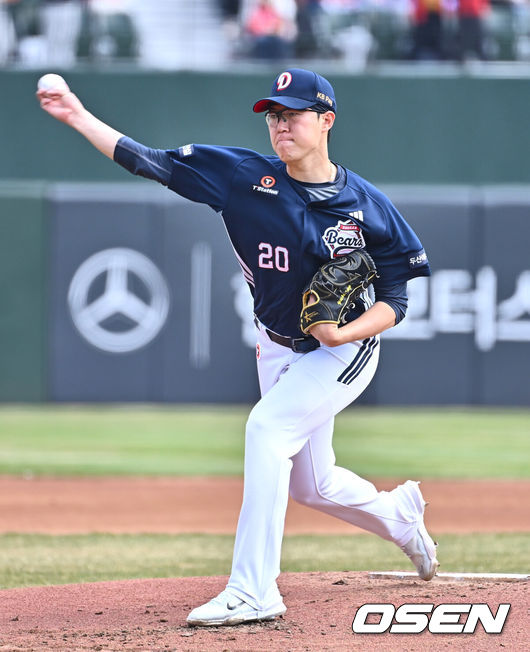 [OSEN=부산, 이석우 기자] 6일 부산 사직야구장에서 2025 신한 SOL 뱅크 KBO 리그 롯데 자이언츠와 두산 베어스의 경기가 열렸다. 홈팀 롯데는 데이비슨이, 방문팀 두산은 김유성이 선발로 출전했다.두산 베어스 선발 투수 김유성이 역투하고 있다. 2025.04.06 / foto0307@osen.co.kr