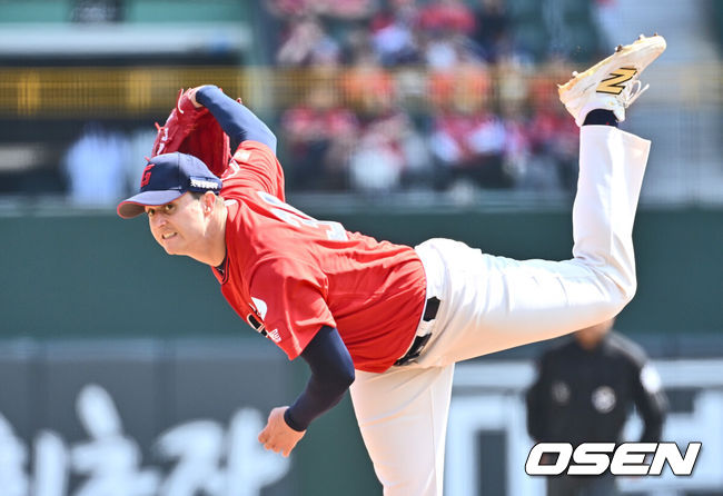 [OSEN=부산, 이석우 기자] 6일 부산 사직야구장에서 2025 신한 SOL 뱅크 KBO 리그 롯데 자이언츠와 두산 베어스의 경기가 열렸다. 홈팀 롯데는 데이비슨이, 방문팀 두산은 김유성이 선발로 출전했다.롯데 자이언츠 선발 투수 데이비슨이 역투하고 있다. 2025.04.06 / foto0307@osen.co.kr