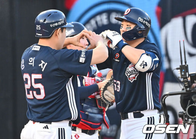 [OSEN=부산, 이석우 기자] 6일 부산 사직야구장에서 2025 신한 SOL 뱅크 KBO 리그 롯데 자이언츠와 두산 베어스의 경기가 열렸다. 홈팀 롯데는 데이비슨이, 방문팀 두산은 김유성이 선발로 출전했다.두산 베어스 양석환이 8회초 2사 1루 좌월 역전 2점 홈런을 치고 양의지와 하트 세리머니를 하고 있다. 2025.04.06 / foto0307@osen.co.kr