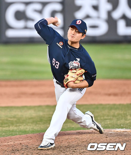[OSEN=부산, 이석우 기자] 6일 부산 사직야구장에서 2025 신한 SOL 뱅크 KBO 리그 롯데 자이언츠와 두산 베어스의 경기가 열렸다. 홈팀 롯데는 데이비슨이, 방문팀 두산은 김유성이 선발로 출전했다.두산 베어스 김택연이 역투하고 있다. 2025.04.06 / foto0307@osen.co.kr