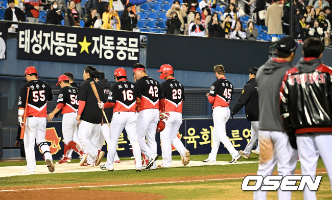 [OSEN=잠실, 이대선 기자] 프로야구 LG. 트윈스가 KIA 타이거즈를 꺾고 맞대결 8연패에서 벗어났다. LG는 4일 서울 잠실구장에서 열린 2025 KBO리그 KIA와 경기에서 8-2로 승리했다. LG는 지난해 6월 20일부터 이어진 KIA전 8연패 사슬을 끊어냈다.경기 종료 후 KIA 선수들이 경기장을 나가고 있다. 2025.04.04 /sunday@osen.co.kr