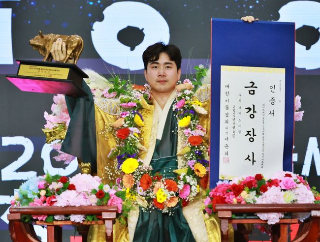 정종진(울주군청)이 평창오대산천장사씨름대회 금강장사가 됐다. / 대한씨름협회