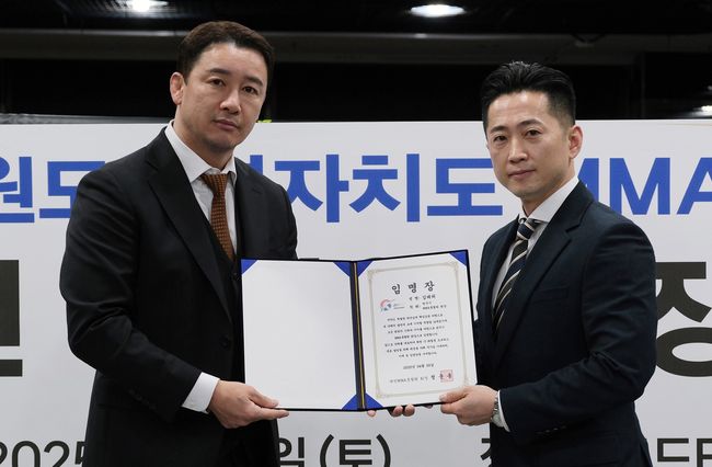대한MMA총협회는 지난5일 강원도 원주시에 위치한 로드FC오피셜짐에서 취임식을 열였다.원주시MMA총협회 김태위 회장(오른쪽). / 대한MMA총협회